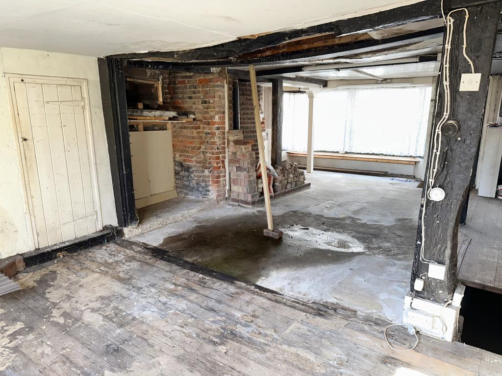 Lot: 162 - COMMERCIAL PREMISES WITH THREE-BEDROOM MAISONETTE CLOSE TO HIGH STREET FOR REPAIR - Commercial Unit